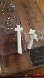 SET5 PENDANT & EARRING SET Plastic - Cross - White 
